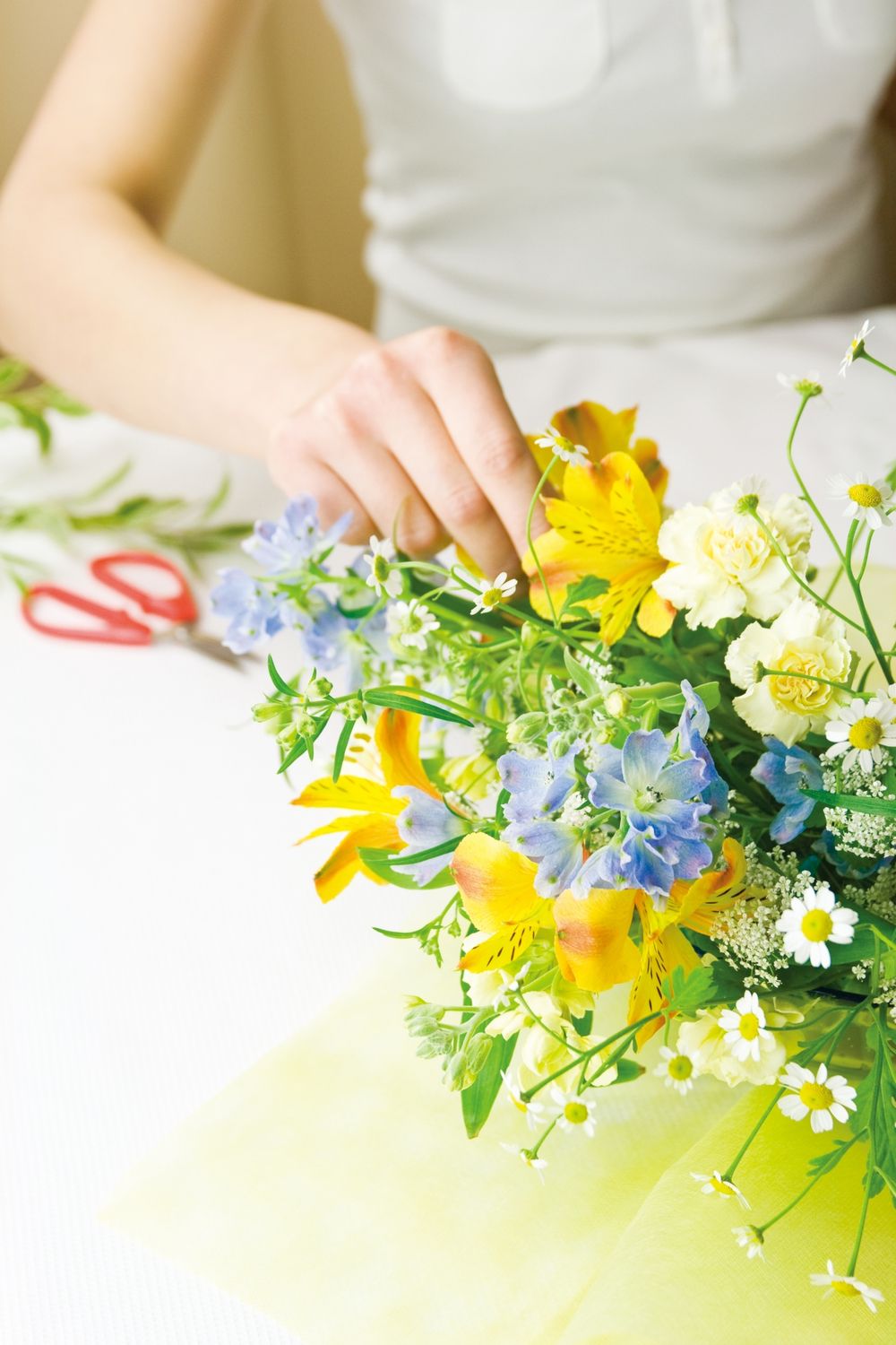 花を挿して作品を仕立てる手元