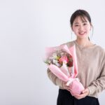 花束の贈り物を受け取る女性