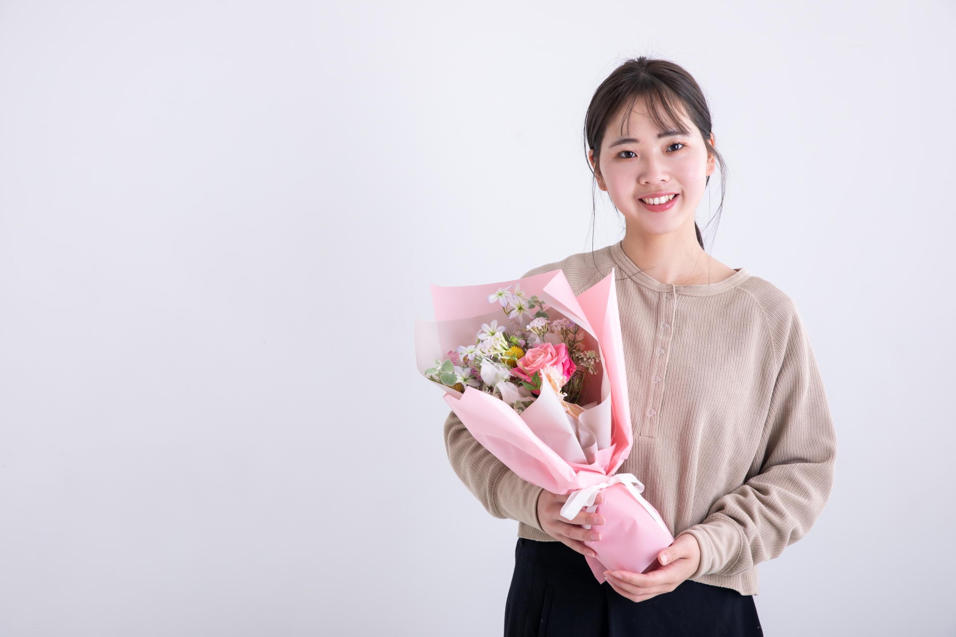 花束の贈り物を受け取る女性